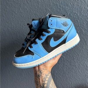 AIR JORDAN 1 MID GS
"UNIVERSITY BLUE"